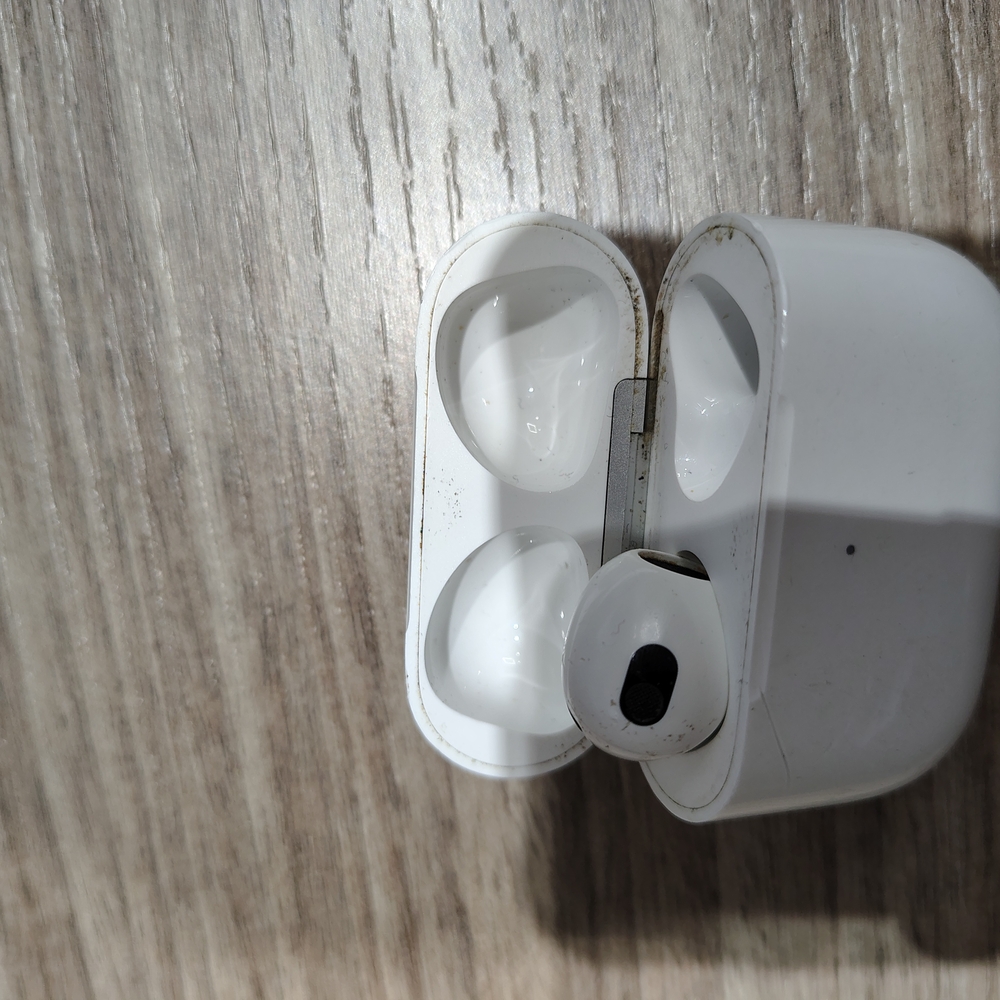 Apple White Wireless Earbuds with Charging Case, Only With Left Earbud